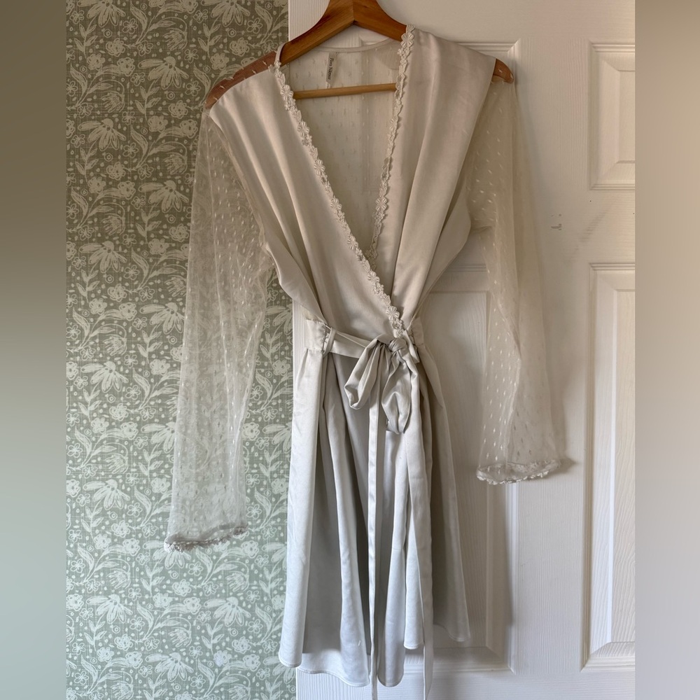 Flora Nikrooz Cream Lace Accent Robe